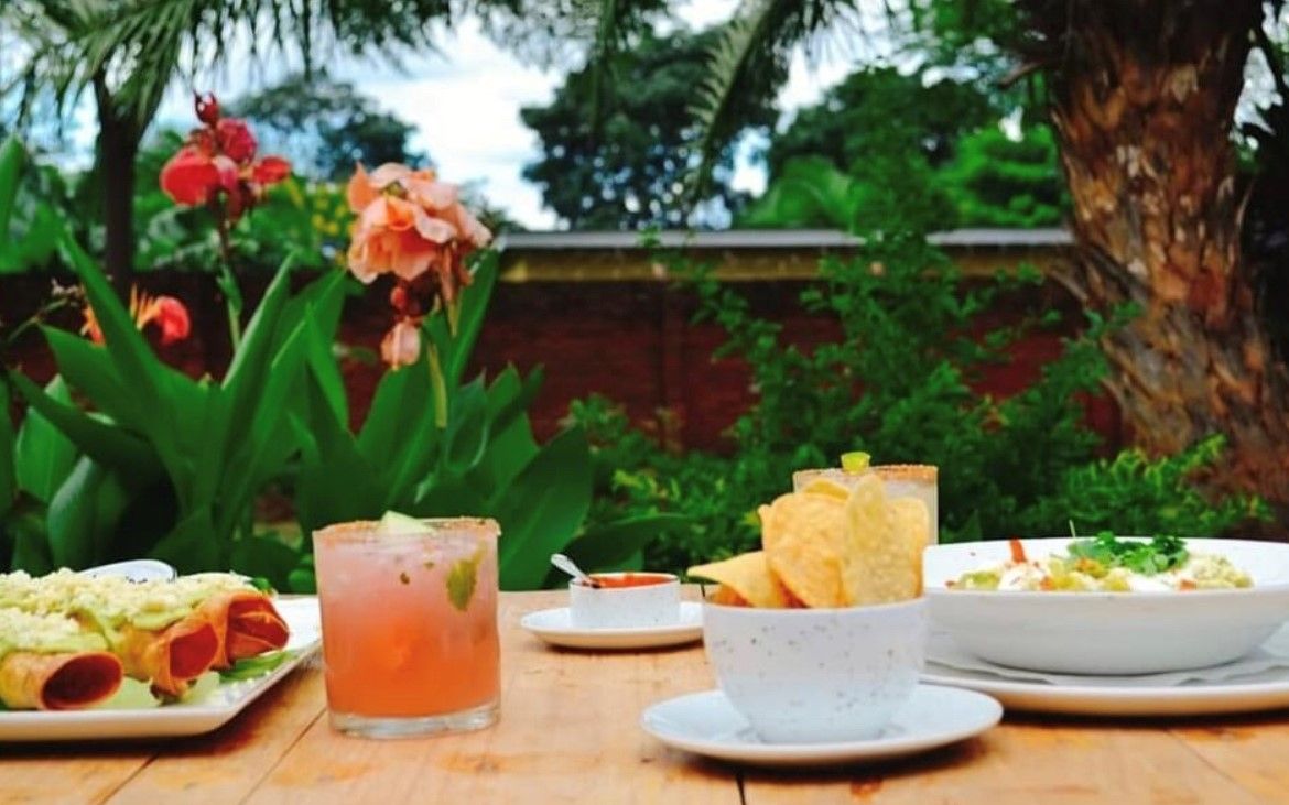 LA-CANTIAN-DRINKS-OUTSIDE LA-CANTIAN-DRINKS-OUTSIDE