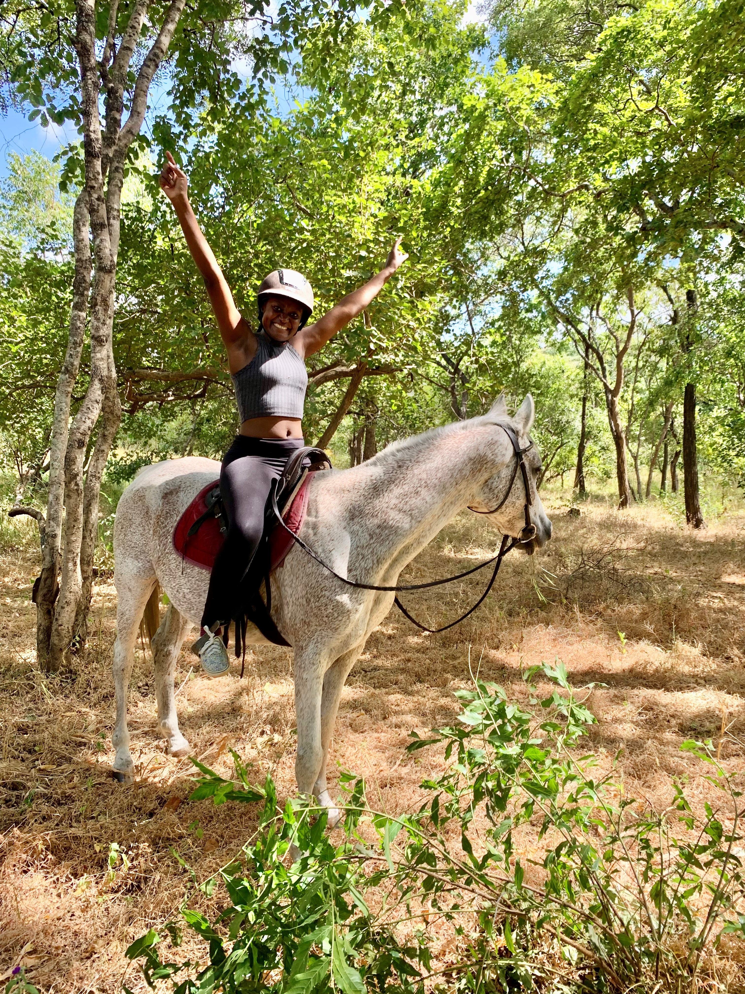 Horseback-riding-Kuti-Malawi-happy-guest1